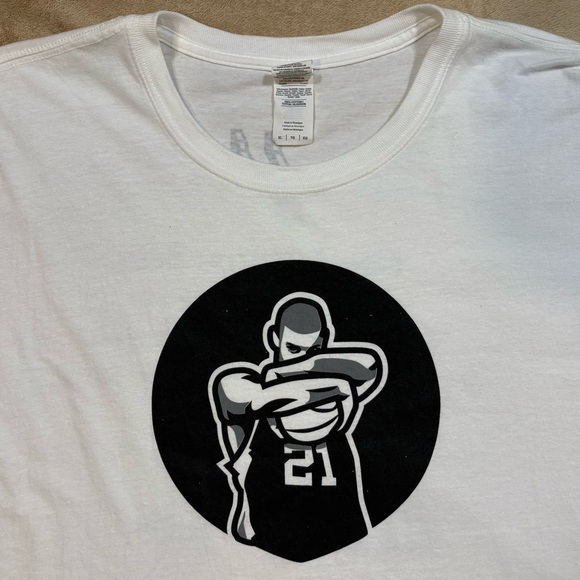 Tim Duncan Jersey Retirement T Shirt Give Away 12-18-16 - Picture 2 of 5